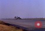 Standbild verschiedene US-Kampfflugzeuge in Betrieb am Flugplatz Da Nang Vietnam, 1967, aus Sekunde 5 historischem Filmmaterial Videoclip 65675024124