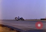 Standbild verschiedene US-Kampfflugzeuge in Betrieb am Flugplatz Da Nang Vietnam, 1967, aus Sekunde 6 historischem Filmmaterial Videoclip 65675024124