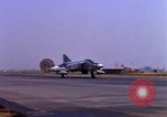 Standbild verschiedene US-Kampfflugzeuge in Betrieb am Flugplatz Da Nang Vietnam, 1967, aus Sekunde 7 historischem Filmmaterial Videoclip 65675024124