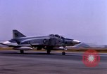 Standbild verschiedene US-Kampfflugzeuge in Betrieb am Flugplatz Da Nang Vietnam, 1967, aus Sekunde 8 historischem Filmmaterial Videoclip 65675024124