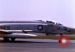 Standbild verschiedene US-Kampfflugzeuge in Betrieb am Flugplatz Da Nang Vietnam, 1967, aus Sekunde 9 historischem Filmmaterial Videoclip 65675024124