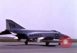 Standbild verschiedene US-Kampfflugzeuge in Betrieb am Flugplatz Da Nang Vietnam, 1967, aus Sekunde 10 historischem Filmmaterial Videoclip 65675024124