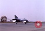 Standbild verschiedene US-Kampfflugzeuge in Betrieb am Flugplatz Da Nang Vietnam, 1967, aus Sekunde 11 historischem Filmmaterial Videoclip 65675024124