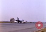 Standbild verschiedene US-Kampfflugzeuge in Betrieb am Flugplatz Da Nang Vietnam, 1967, aus Sekunde 12 historischem Filmmaterial Videoclip 65675024124