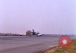 Standbild verschiedene US-Kampfflugzeuge in Betrieb am Flugplatz Da Nang Vietnam, 1967, aus Sekunde 13 historischem Filmmaterial Videoclip 65675024124