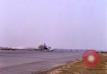Standbild verschiedene US-Kampfflugzeuge in Betrieb am Flugplatz Da Nang Vietnam, 1967, aus Sekunde 14 historischem Filmmaterial Videoclip 65675024124