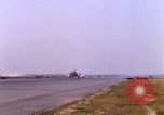 Standbild verschiedene US-Kampfflugzeuge in Betrieb am Flugplatz Da Nang Vietnam, 1967, aus Sekunde 16 historischem Filmmaterial Videoclip 65675024124