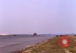 Standbild verschiedene US-Kampfflugzeuge in Betrieb am Flugplatz Da Nang Vietnam, 1967, aus Sekunde 17 historischem Filmmaterial Videoclip 65675024124