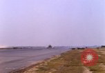Standbild verschiedene US-Kampfflugzeuge in Betrieb am Flugplatz Da Nang Vietnam, 1967, aus Sekunde 19 historischem Filmmaterial Videoclip 65675024124