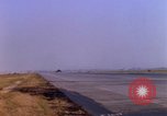 Standbild verschiedene US-Kampfflugzeuge in Betrieb am Flugplatz Da Nang Vietnam, 1967, aus Sekunde 22 historischem Filmmaterial Videoclip 65675024124