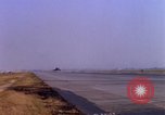 Standbild verschiedene US-Kampfflugzeuge in Betrieb am Flugplatz Da Nang Vietnam, 1967, aus Sekunde 23 historischem Filmmaterial Videoclip 65675024124