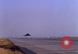 Standbild verschiedene US-Kampfflugzeuge in Betrieb am Flugplatz Da Nang Vietnam, 1967, aus Sekunde 25 historischem Filmmaterial Videoclip 65675024124