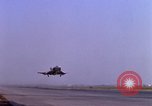 Standbild verschiedene US-Kampfflugzeuge in Betrieb am Flugplatz Da Nang Vietnam, 1967, aus Sekunde 26 historischem Filmmaterial Videoclip 65675024124