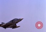 Standbild verschiedene US-Kampfflugzeuge in Betrieb am Flugplatz Da Nang Vietnam, 1967, aus Sekunde 27 historischem Filmmaterial Videoclip 65675024124