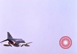 Standbild verschiedene US-Kampfflugzeuge in Betrieb am Flugplatz Da Nang Vietnam, 1967, aus Sekunde 28 historischem Filmmaterial Videoclip 65675024124
