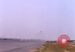 Standbild verschiedene US-Kampfflugzeuge in Betrieb am Flugplatz Da Nang Vietnam, 1967, aus Sekunde 31 historischem Filmmaterial Videoclip 65675024124