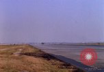 Standbild verschiedene US-Kampfflugzeuge in Betrieb am Flugplatz Da Nang Vietnam, 1967, aus Sekunde 33 historischem Filmmaterial Videoclip 65675024124