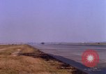 Standbild verschiedene US-Kampfflugzeuge in Betrieb am Flugplatz Da Nang Vietnam, 1967, aus Sekunde 34 historischem Filmmaterial Videoclip 65675024124
