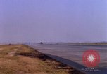 Standbild verschiedene US-Kampfflugzeuge in Betrieb am Flugplatz Da Nang Vietnam, 1967, aus Sekunde 35 historischem Filmmaterial Videoclip 65675024124