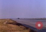 Standbild verschiedene US-Kampfflugzeuge in Betrieb am Flugplatz Da Nang Vietnam, 1967, aus Sekunde 36 historischem Filmmaterial Videoclip 65675024124
