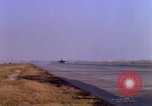 Standbild verschiedene US-Kampfflugzeuge in Betrieb am Flugplatz Da Nang Vietnam, 1967, aus Sekunde 37 historischem Filmmaterial Videoclip 65675024124