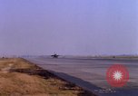 Standbild verschiedene US-Kampfflugzeuge in Betrieb am Flugplatz Da Nang Vietnam, 1967, aus Sekunde 38 historischem Filmmaterial Videoclip 65675024124