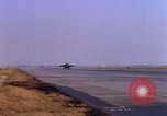 Standbild verschiedene US-Kampfflugzeuge in Betrieb am Flugplatz Da Nang Vietnam, 1967, aus Sekunde 39 historischem Filmmaterial Videoclip 65675024124