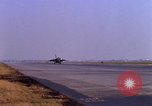 Standbild verschiedene US-Kampfflugzeuge in Betrieb am Flugplatz Da Nang Vietnam, 1967, aus Sekunde 40 historischem Filmmaterial Videoclip 65675024124