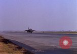 Standbild verschiedene US-Kampfflugzeuge in Betrieb am Flugplatz Da Nang Vietnam, 1967, aus Sekunde 41 historischem Filmmaterial Videoclip 65675024124