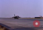 Standbild verschiedene US-Kampfflugzeuge in Betrieb am Flugplatz Da Nang Vietnam, 1967, aus Sekunde 42 historischem Filmmaterial Videoclip 65675024124