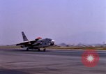 Standbild verschiedene US-Kampfflugzeuge in Betrieb am Flugplatz Da Nang Vietnam, 1967, aus Sekunde 43 historischem Filmmaterial Videoclip 65675024124