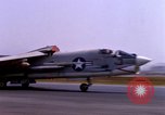Standbild verschiedene US-Kampfflugzeuge in Betrieb am Flugplatz Da Nang Vietnam, 1967, aus Sekunde 44 historischem Filmmaterial Videoclip 65675024124