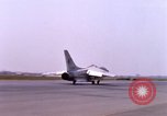 Standbild verschiedene US-Kampfflugzeuge in Betrieb am Flugplatz Da Nang Vietnam, 1967, aus Sekunde 46 historischem Filmmaterial Videoclip 65675024124