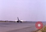 Standbild verschiedene US-Kampfflugzeuge in Betrieb am Flugplatz Da Nang Vietnam, 1967, aus Sekunde 47 historischem Filmmaterial Videoclip 65675024124