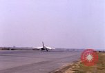 Standbild verschiedene US-Kampfflugzeuge in Betrieb am Flugplatz Da Nang Vietnam, 1967, aus Sekunde 48 historischem Filmmaterial Videoclip 65675024124