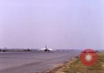 Standbild verschiedene US-Kampfflugzeuge in Betrieb am Flugplatz Da Nang Vietnam, 1967, aus Sekunde 49 historischem Filmmaterial Videoclip 65675024124