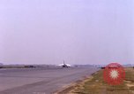 Standbild verschiedene US-Kampfflugzeuge in Betrieb am Flugplatz Da Nang Vietnam, 1967, aus Sekunde 50 historischem Filmmaterial Videoclip 65675024124