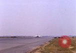Standbild verschiedene US-Kampfflugzeuge in Betrieb am Flugplatz Da Nang Vietnam, 1967, aus Sekunde 51 historischem Filmmaterial Videoclip 65675024124