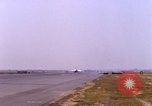 Standbild verschiedene US-Kampfflugzeuge in Betrieb am Flugplatz Da Nang Vietnam, 1967, aus Sekunde 52 historischem Filmmaterial Videoclip 65675024124