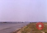 Standbild verschiedene US-Kampfflugzeuge in Betrieb am Flugplatz Da Nang Vietnam, 1967, aus Sekunde 53 historischem Filmmaterial Videoclip 65675024124