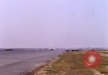 Standbild verschiedene US-Kampfflugzeuge in Betrieb am Flugplatz Da Nang Vietnam, 1967, aus Sekunde 54 historischem Filmmaterial Videoclip 65675024124