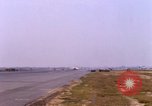 Standbild verschiedene US-Kampfflugzeuge in Betrieb am Flugplatz Da Nang Vietnam, 1967, aus Sekunde 55 historischem Filmmaterial Videoclip 65675024124