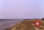 Standbild verschiedene US-Kampfflugzeuge in Betrieb am Flugplatz Da Nang Vietnam, 1967, aus Sekunde 57 historischem Filmmaterial Videoclip 65675024124
