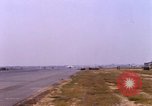 Standbild verschiedene US-Kampfflugzeuge in Betrieb am Flugplatz Da Nang Vietnam, 1967, aus Sekunde 58 historischem Filmmaterial Videoclip 65675024124
