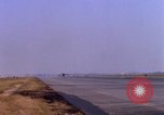 Standbild verschiedene US-Kampfflugzeuge in Betrieb am Flugplatz Da Nang Vietnam, 1967, aus Sekunde 60 historischem Filmmaterial Videoclip 65675024124
