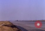 Standbild verschiedene US-Kampfflugzeuge in Betrieb am Flugplatz Da Nang Vietnam, 1967, aus Sekunde 61 historischem Filmmaterial Videoclip 65675024124