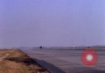 Standbild verschiedene US-Kampfflugzeuge in Betrieb am Flugplatz Da Nang Vietnam, 1967, aus Sekunde 62 historischem Filmmaterial Videoclip 65675024124