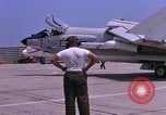 Standbild US Marine Corps F-8E CrUSAder Flugzeuge nehmen sie auf einer Mission Da Nang Vietnam, 1967, aus Sekunde 6 historischem Filmmaterial Videoclip 65675024125