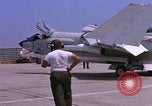 Standbild US Marine Corps F-8E CrUSAder Flugzeuge nehmen sie auf einer Mission Da Nang Vietnam, 1967, aus Sekunde 7 historischem Filmmaterial Videoclip 65675024125