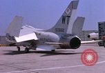 Standbild US Marine Corps F-8E CrUSAder Flugzeuge nehmen sie auf einer Mission Da Nang Vietnam, 1967, aus Sekunde 13 historischem Filmmaterial Videoclip 65675024125